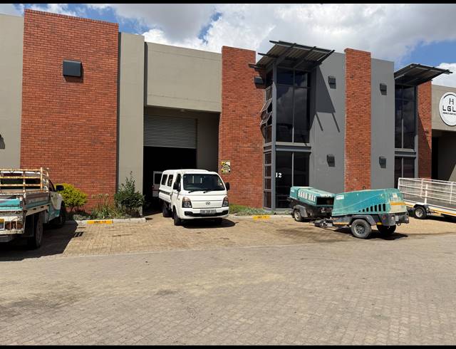 302M² WAREHOUSE TO LET IN STIKLAND INDUSTRIAL